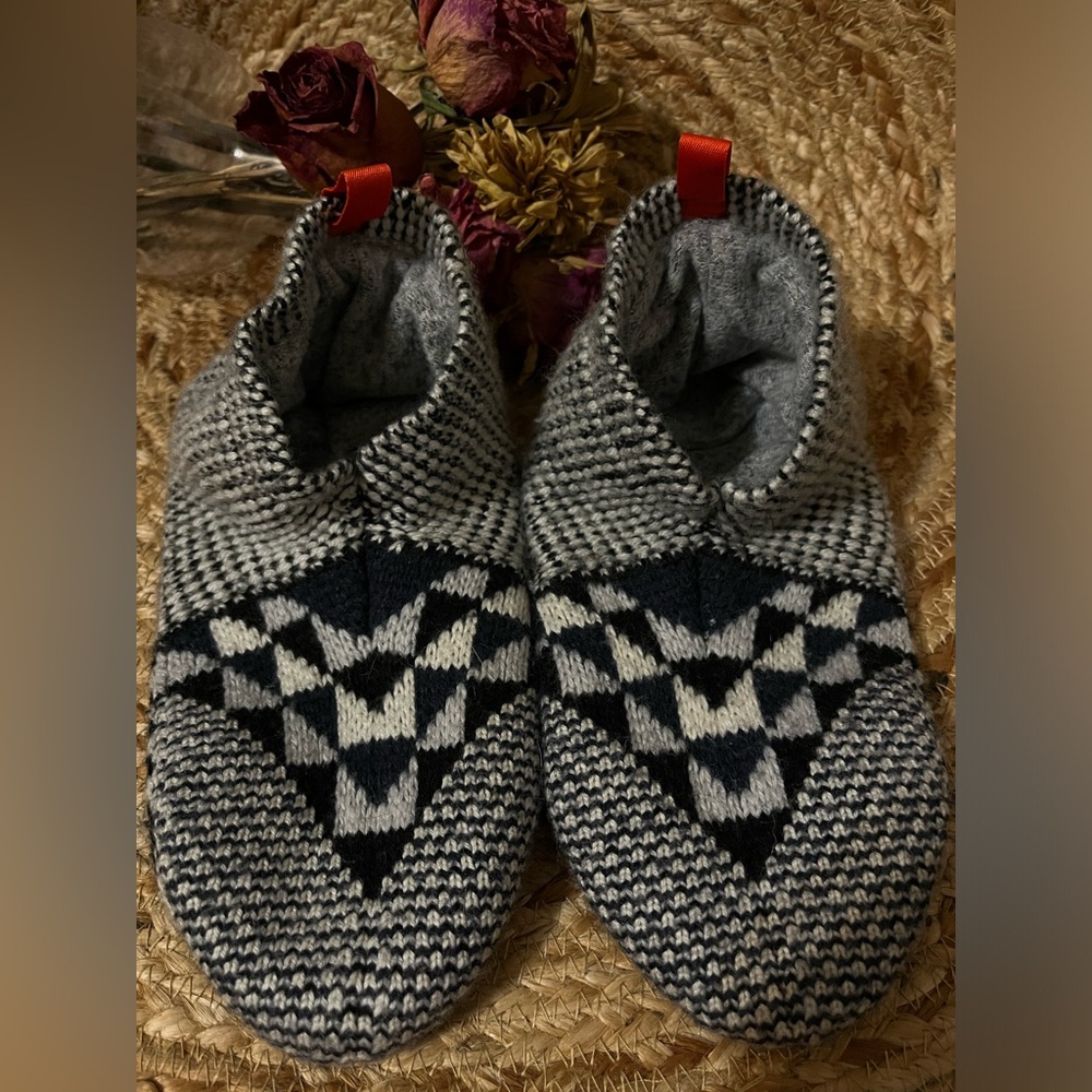 BOMBAS women’s medium slipper ( like new ) ~